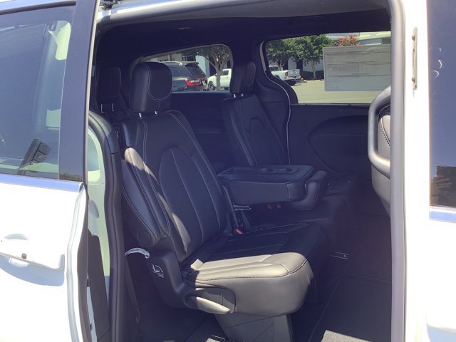 New 2027 Chrysler Pacifica Select FWD image 32