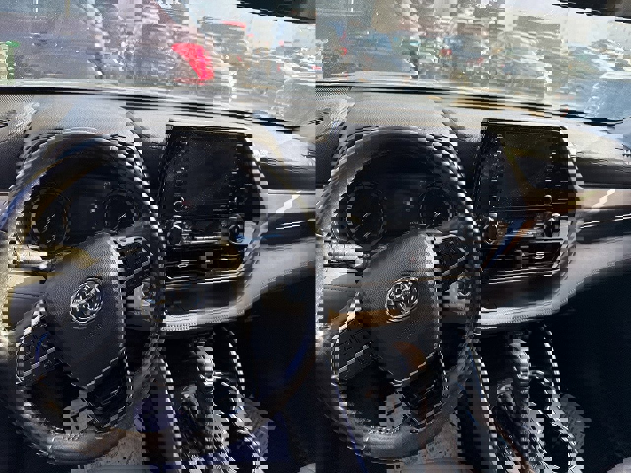 Used 2021 Toyota Highlander XLE image 11