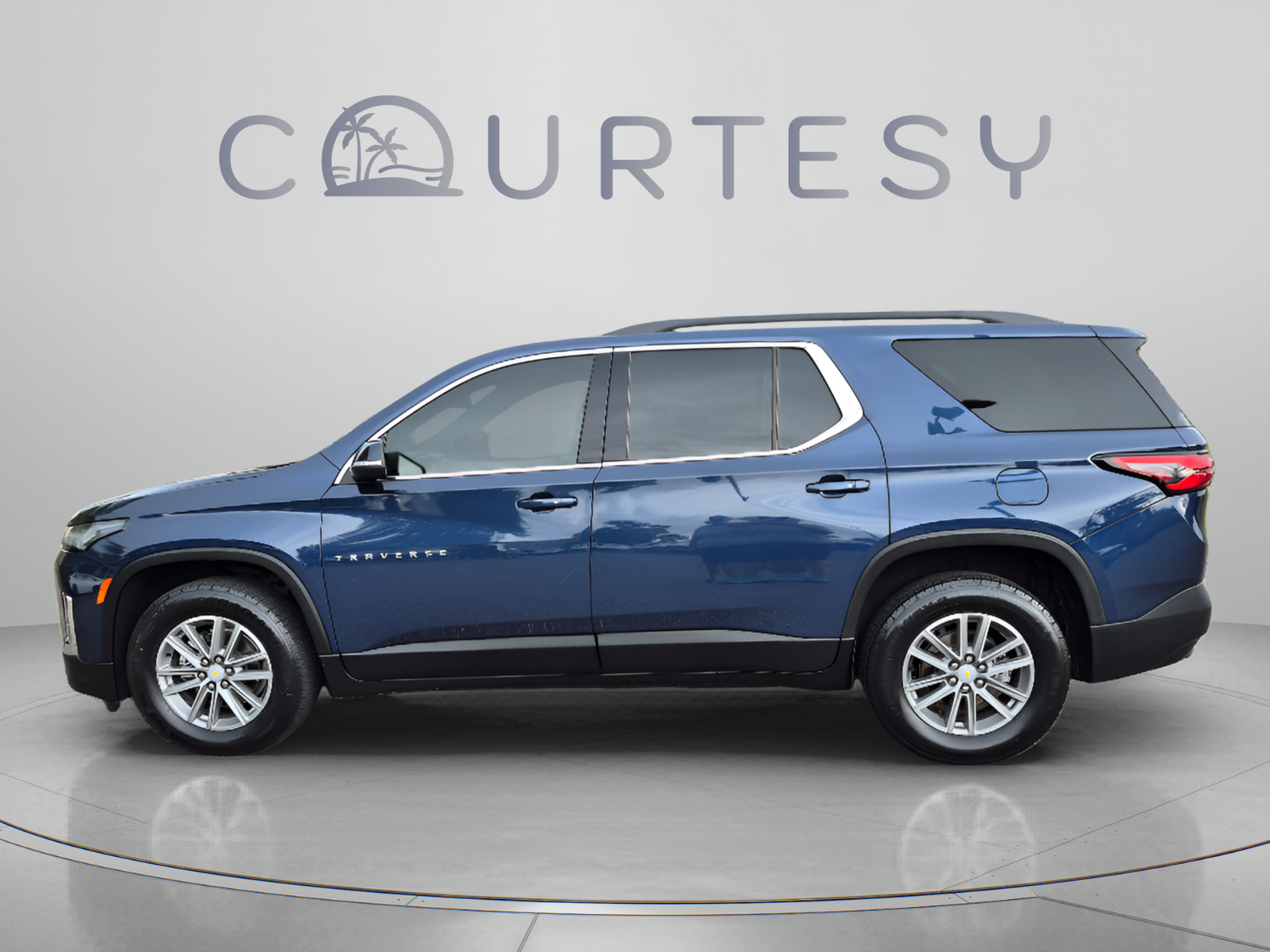 Used 2023 Chevrolet Traverse LT FWD image 2