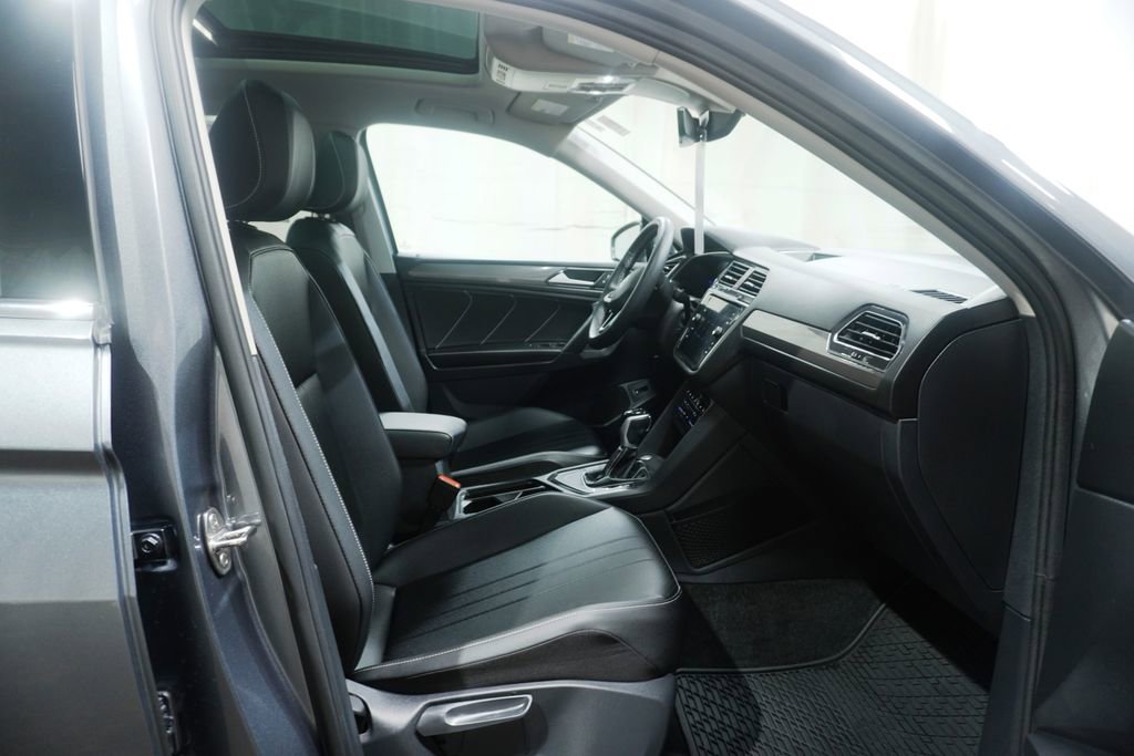 Certified 2023 Volkswagen Tiguan SE w/ Panoramic Sunroof Package image 11