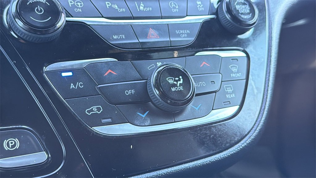 Used 2020 Chrysler Pacifica Touring-L Plus image 25