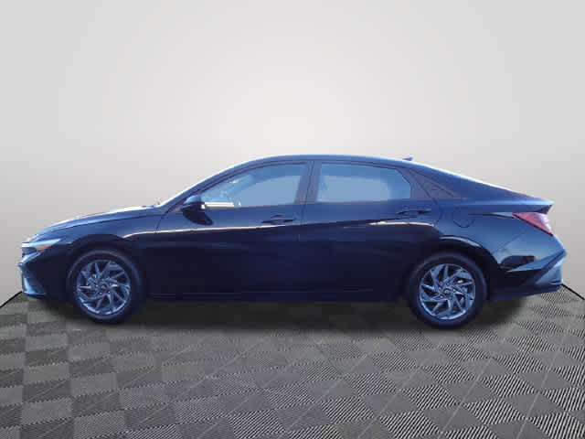 Used 2024 Hyundai Elantra SEL FWD image 2