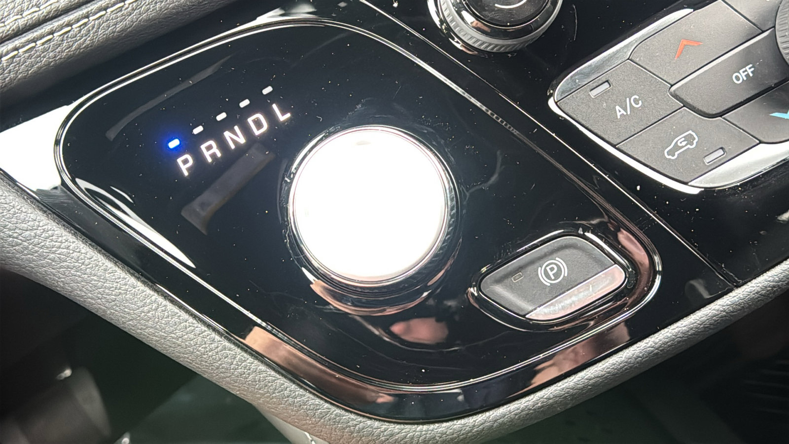 New 2026 Chrysler Pacifica Limited w/ Uconnect Theater Family Group image 31