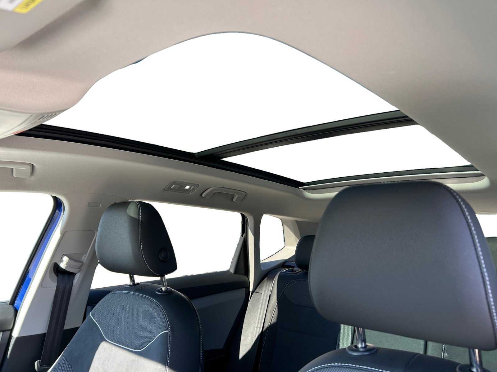 Certified 2024 Volkswagen Taos SE w/ Panoramic Sunroof Package image 6