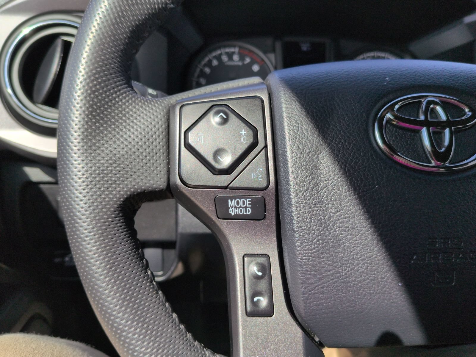 Used 2023 Toyota Tacoma TRD Off-Road w/ Technology Package AWD/4WD image 17