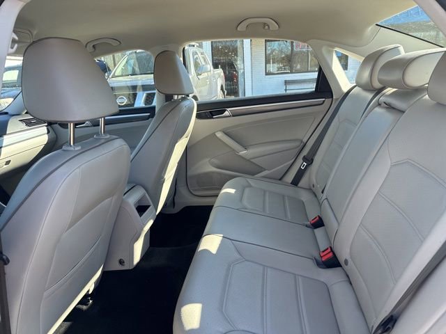 Used 2017 Volkswagen Passat 1.8T R-Line w/ R-Line Lighting Package image 15