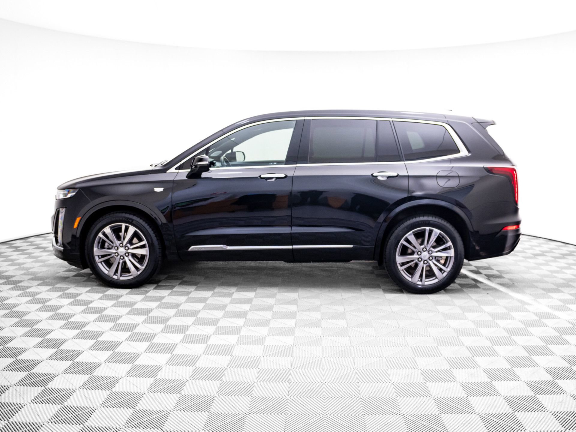 Certified 2023 Cadillac XT6 Premium Luxury AWD/4WD image 2