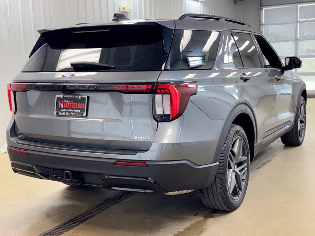 Used 2025 Ford Explorer ST-Line w/ ST-Line Street Pack AWD/4WD image 5