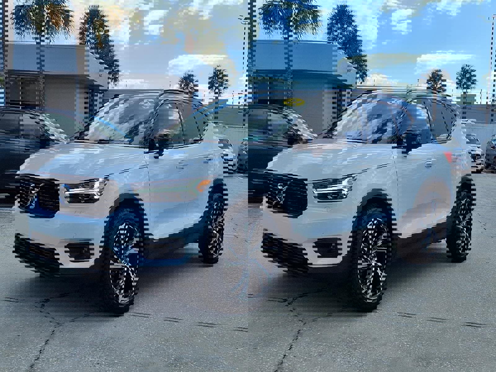 Used 2022 Volvo XC40 T5 R-Design w/ Advanced Package image 3