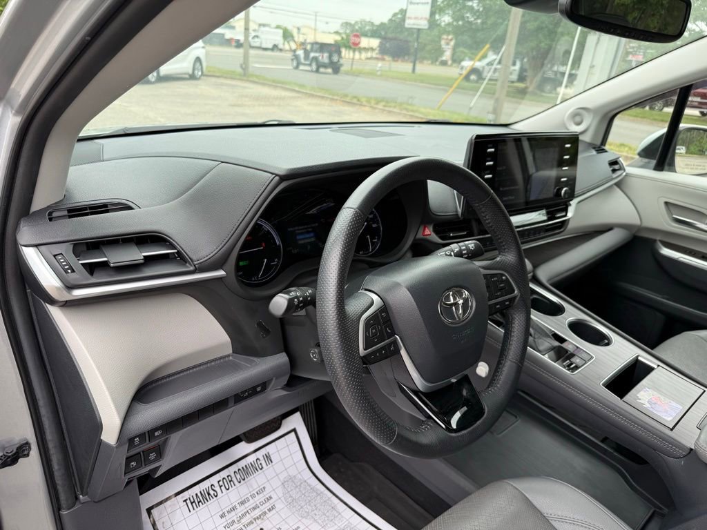 Used 2021 Toyota Sienna Limited AWD/4WD image 10