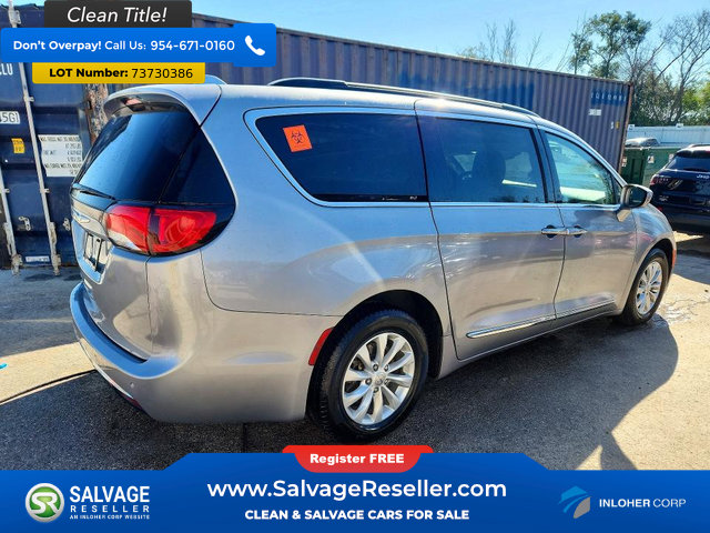 Used 2017 Chrysler Pacifica Touring-L FWD image 4