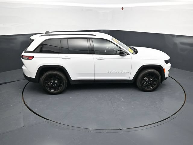 Used 2025 Jeep Grand Cherokee Altitude AWD/4WD image 46