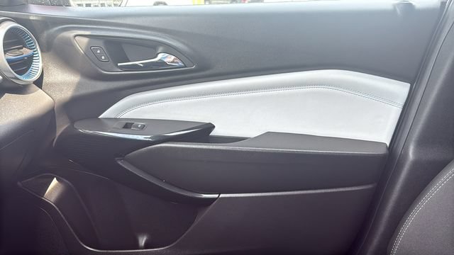 Used 2025 Chevrolet Trax LT w/ LT Convenience Package FWD image 23