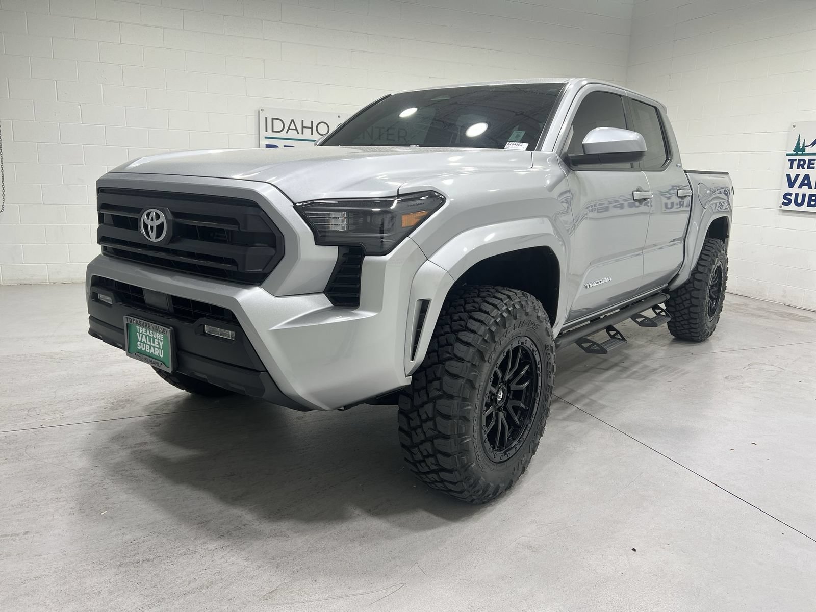 Used 2025 Toyota Tacoma SR5 AWD/4WD image 4