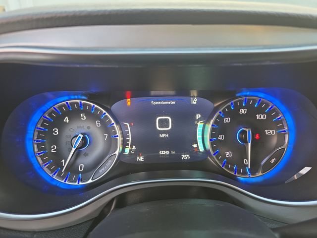 Used 2025 Chrysler Pacifica Limited FWD image 19