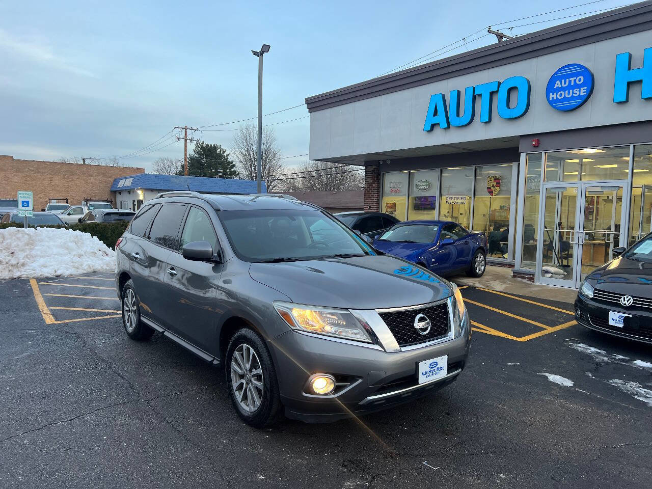 Used 2015 Nissan Pathfinder SV image 3