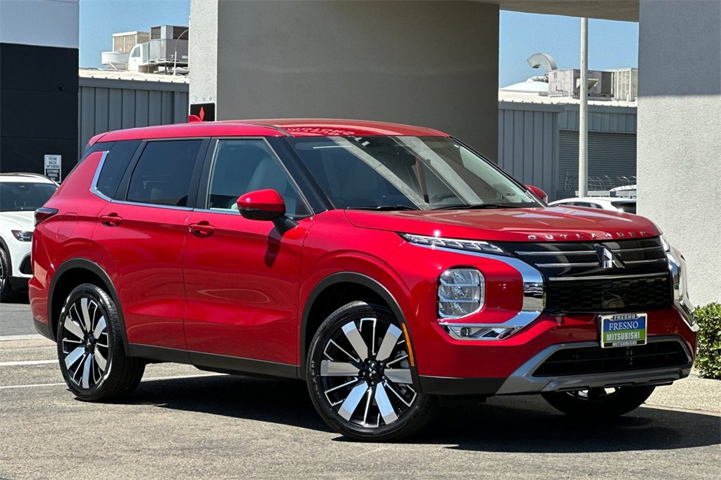 New 2025 Mitsubishi Outlander SE image 3