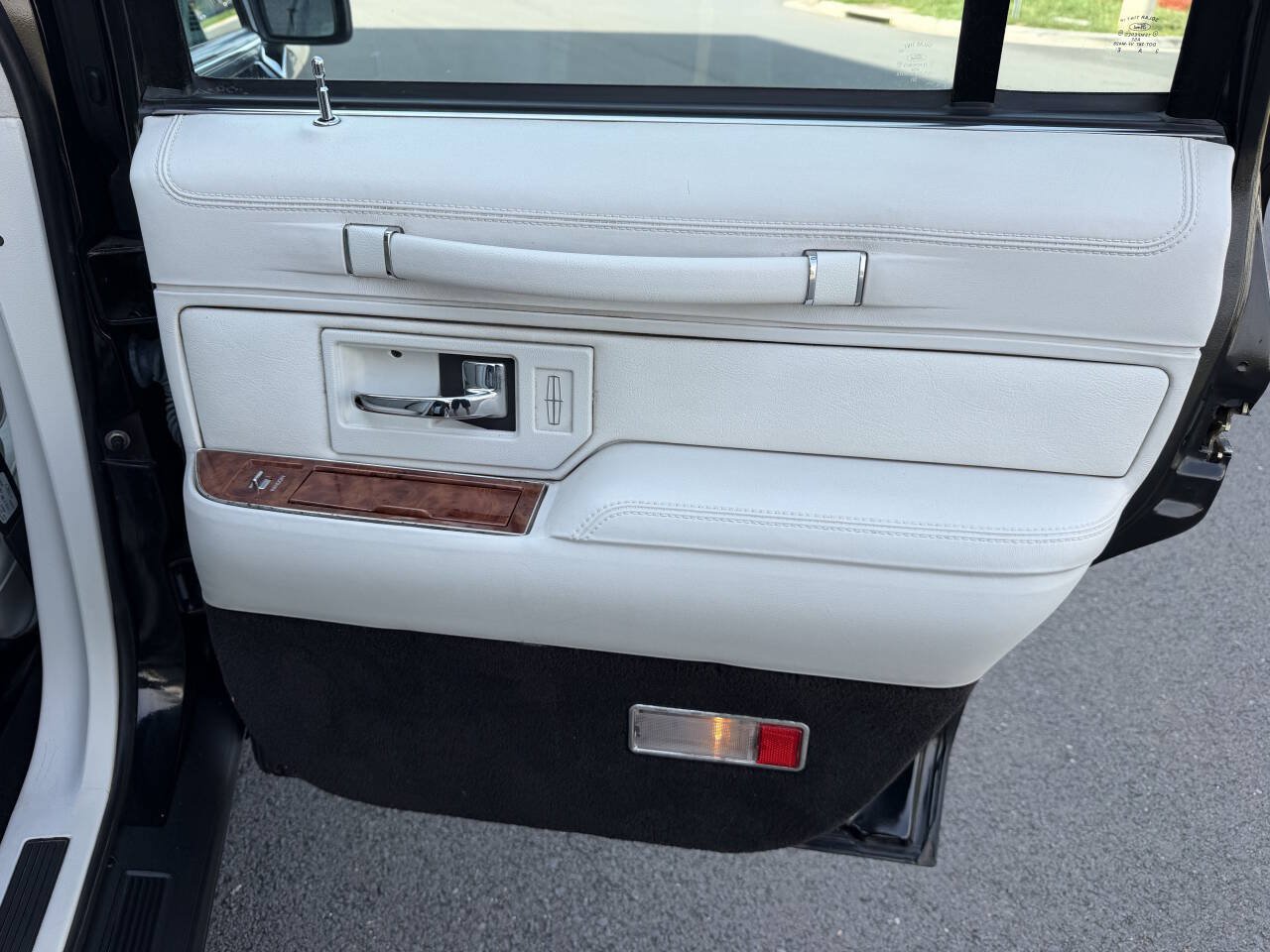 Used 1994 Lincoln Town Car Signature RWD image 31