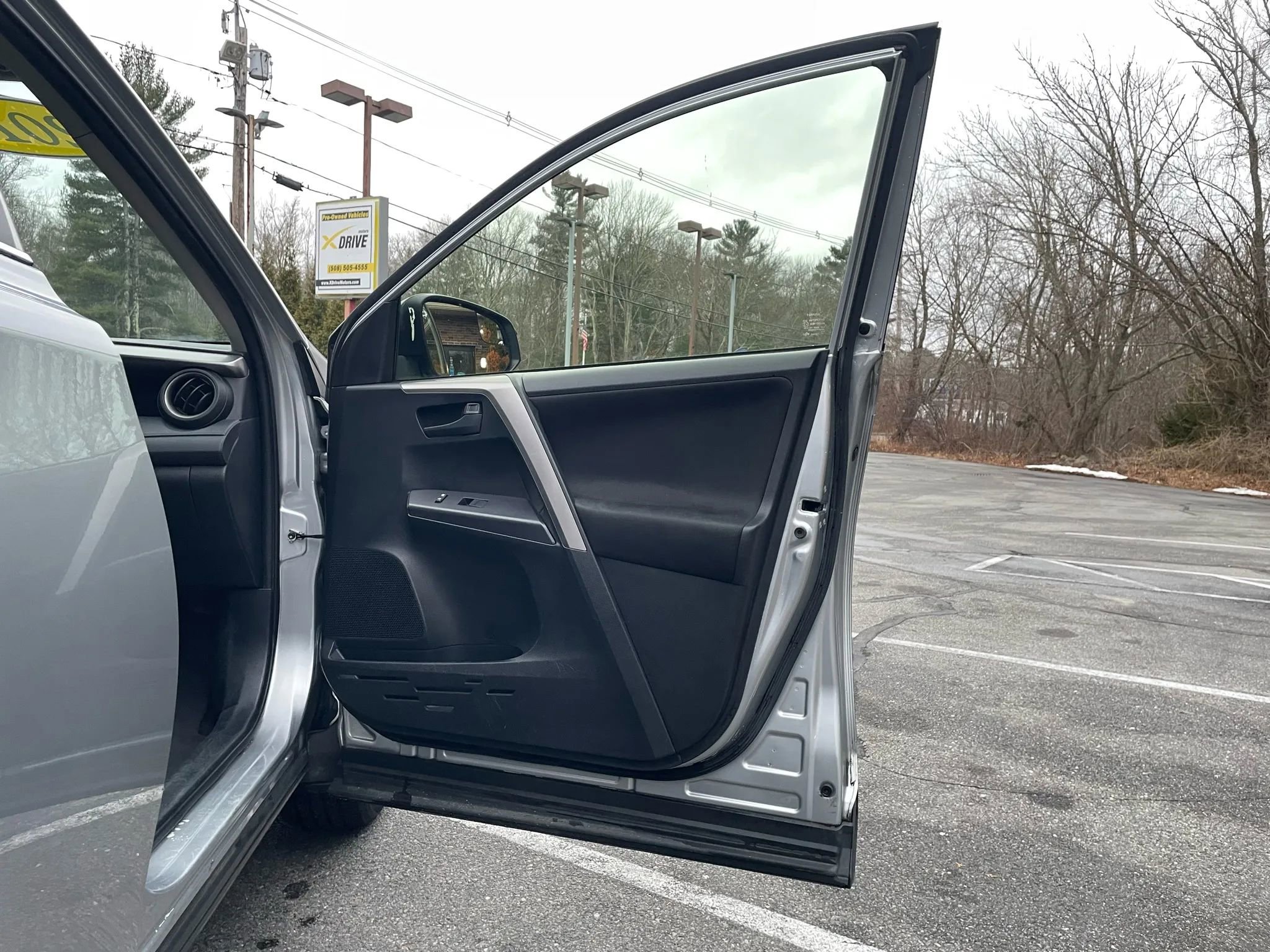 Used 2018 Toyota RAV4 LE w/ Carpet Mat Package image 12