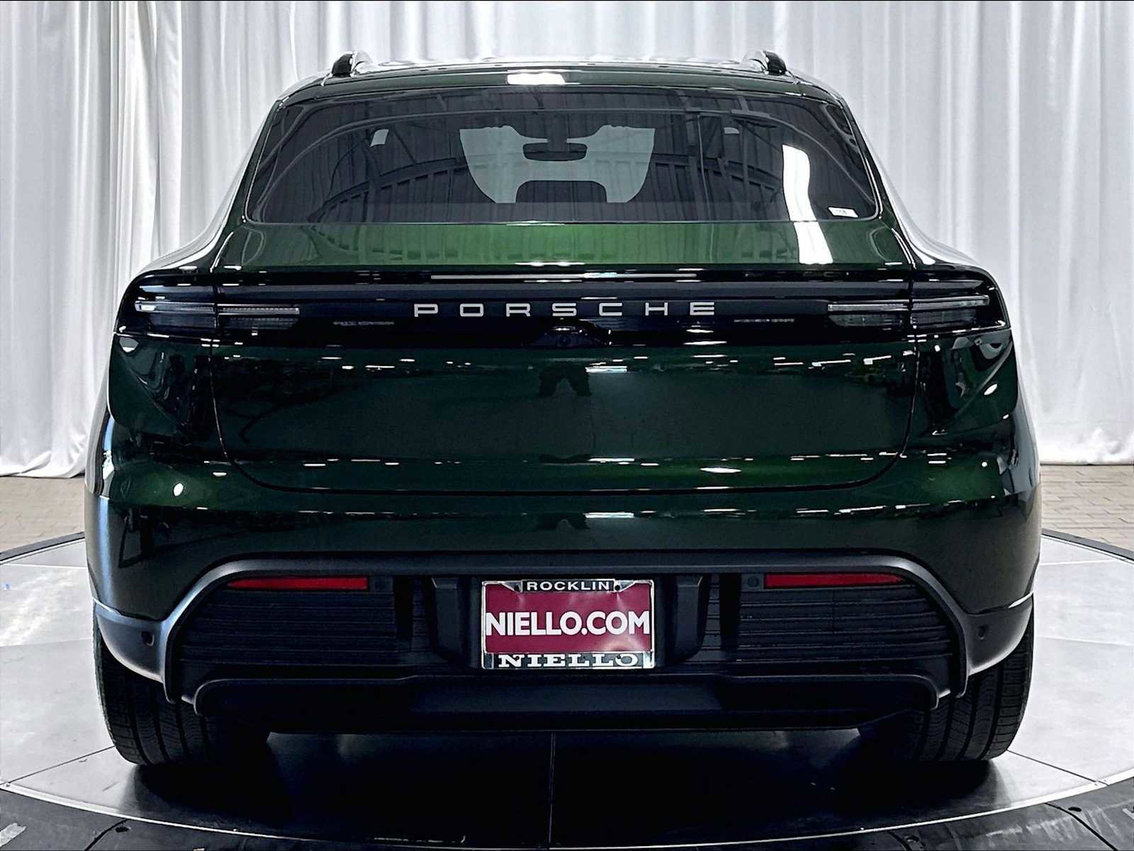 Used 2026 Porsche Macan 4 Electric AWD/4WD image 8
