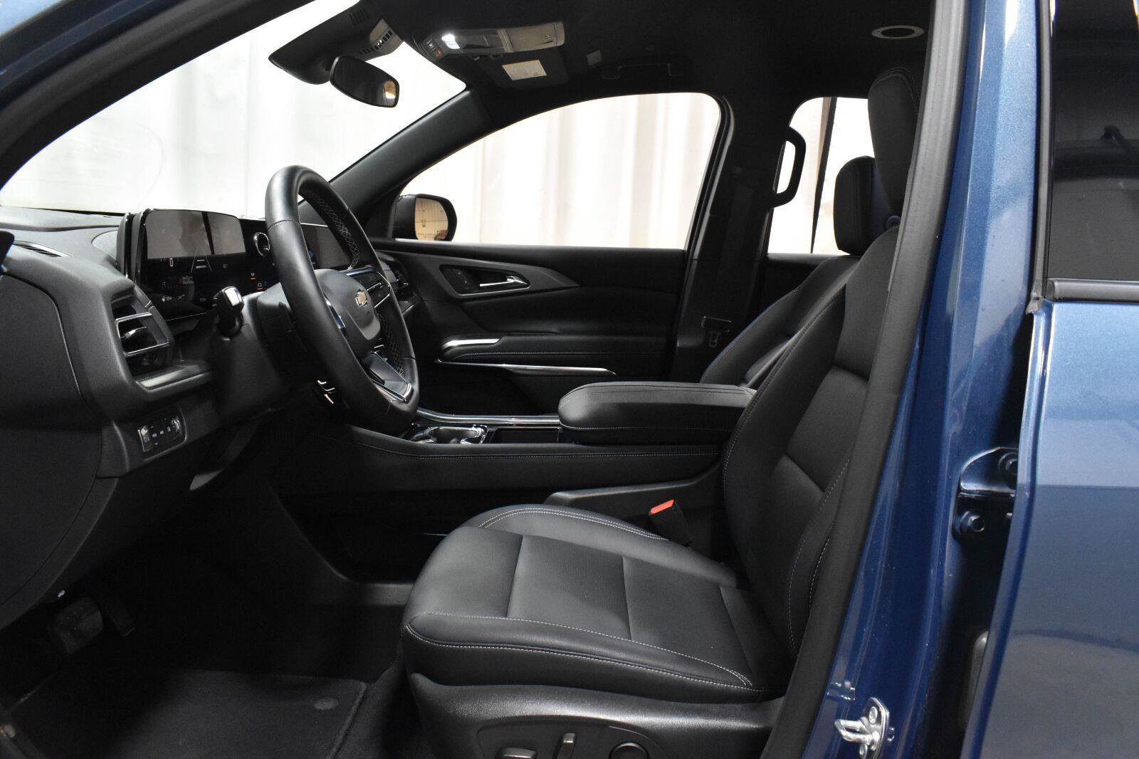 Used 2026 Chevrolet Traverse LT AWD/4WD image 3