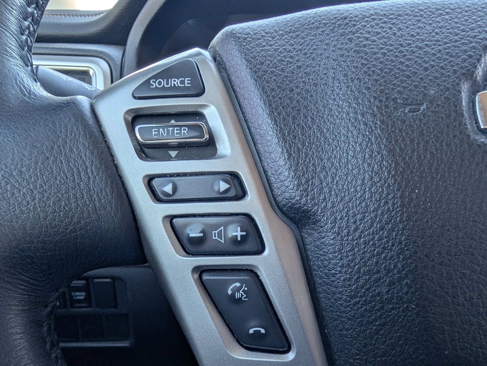 Used 2018 Nissan Titan SL w/ Off-Road Package image 16