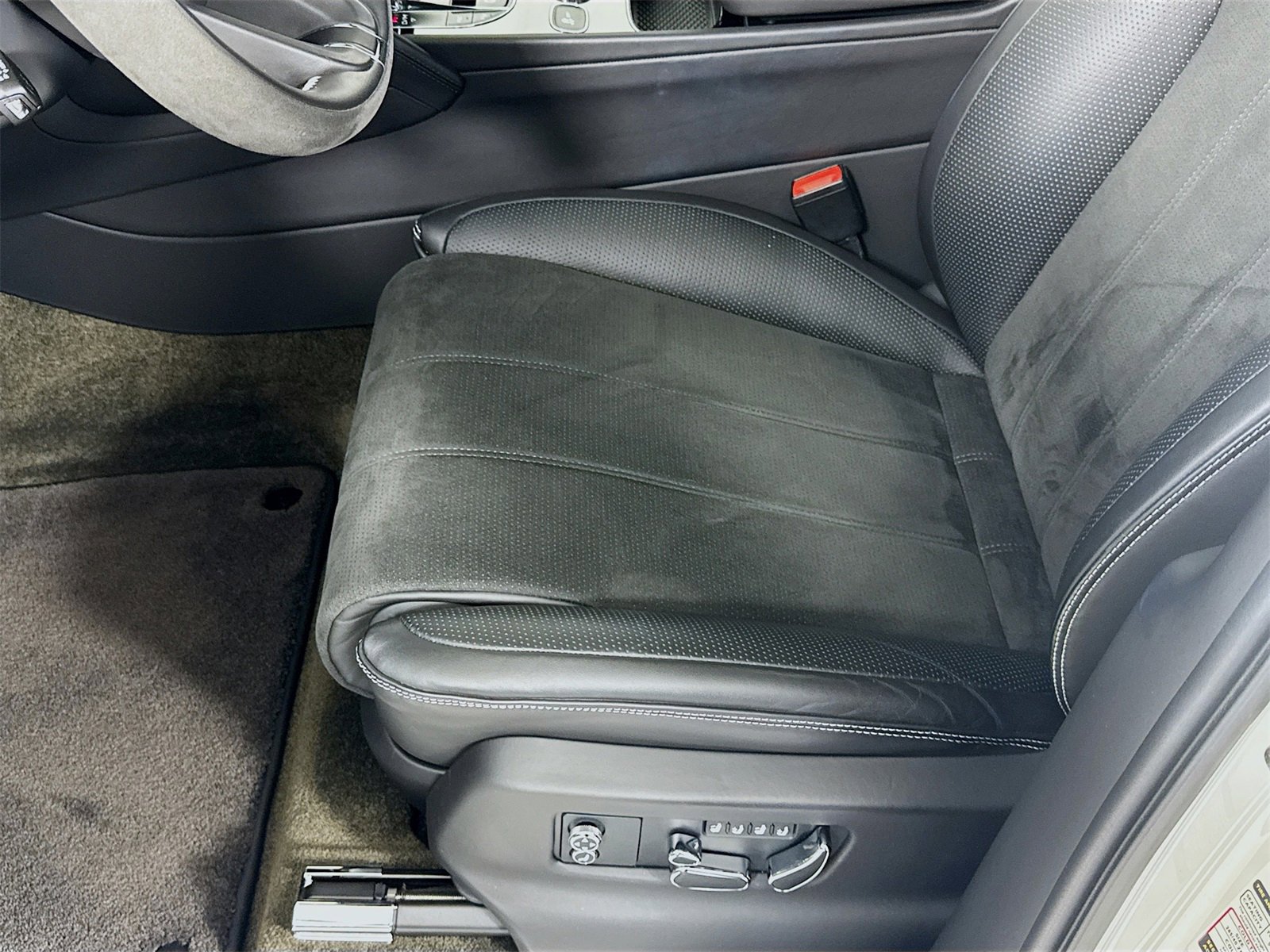 Used 2022 Bentley Bentayga image 19