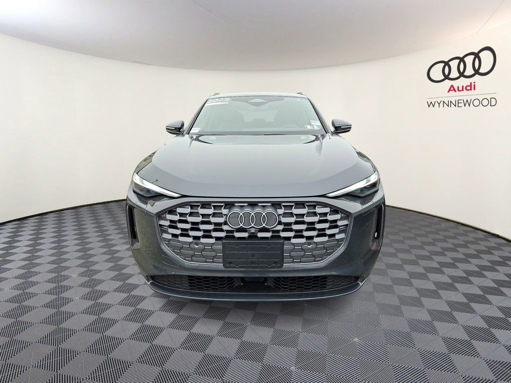 Used 2025 Audi Q5 Premium w/ Convenience Package image 2