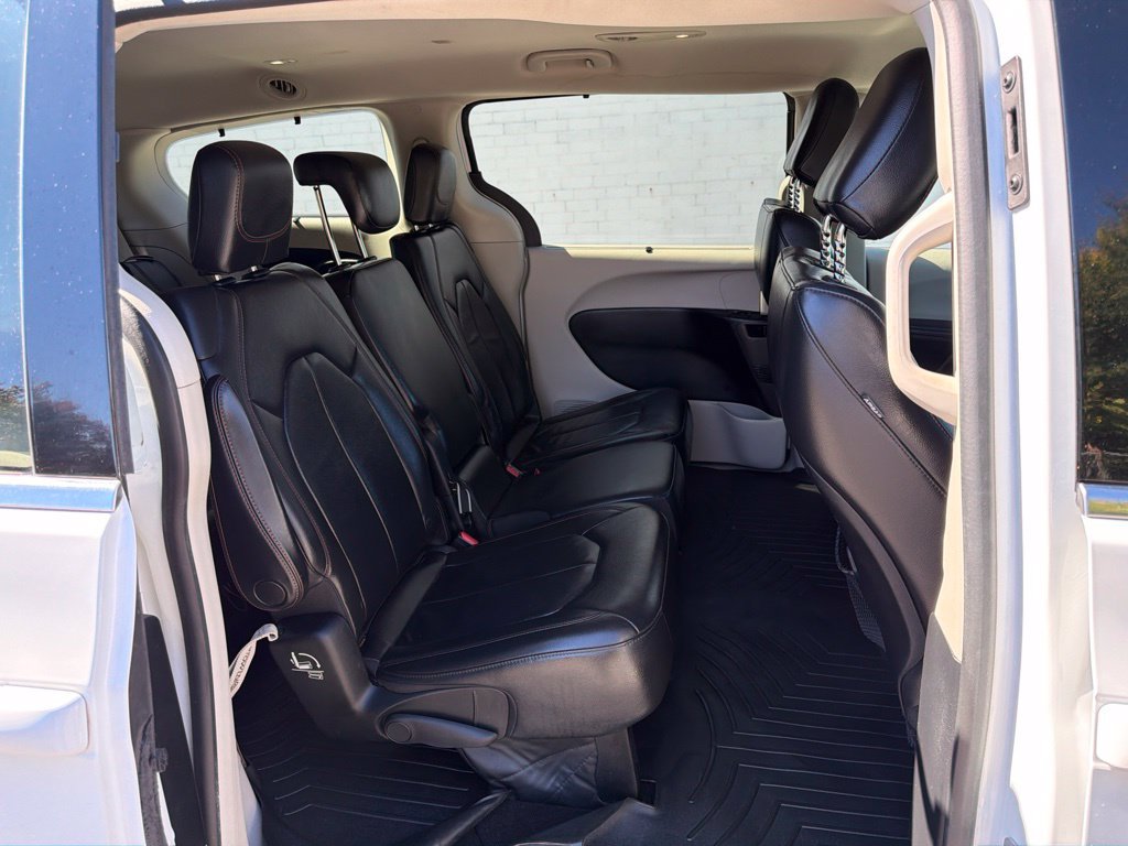 Used 2017 Chrysler Pacifica Touring-L FWD image 10