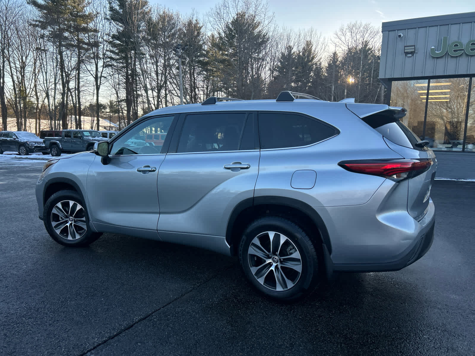 Used 2022 Toyota Highlander XLE image 10