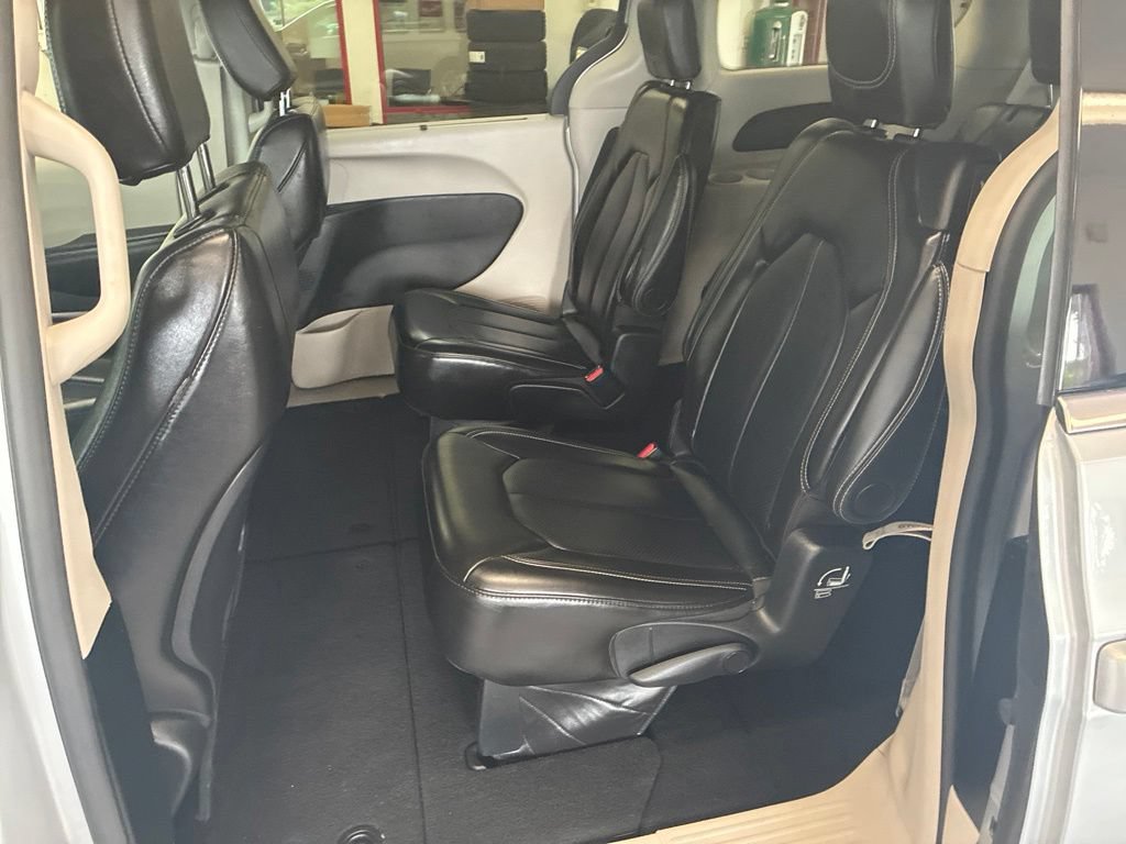 Certified 2024 Chrysler Pacifica Touring-L FWD image 16