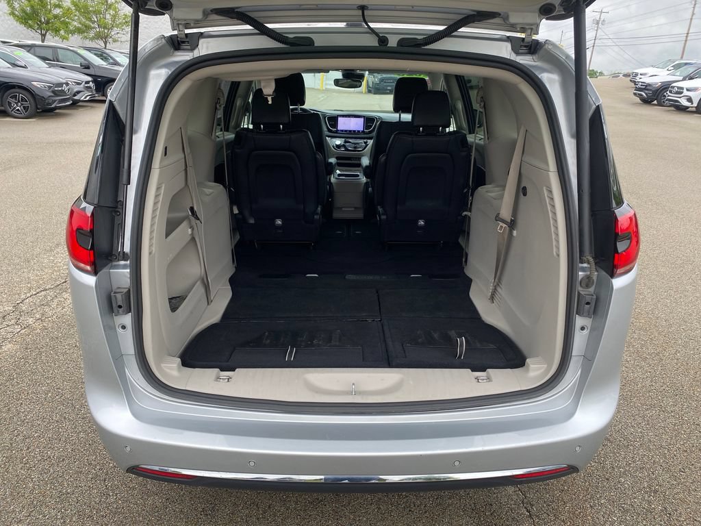 Used 2023 Chrysler Pacifica Touring-L FWD image 22