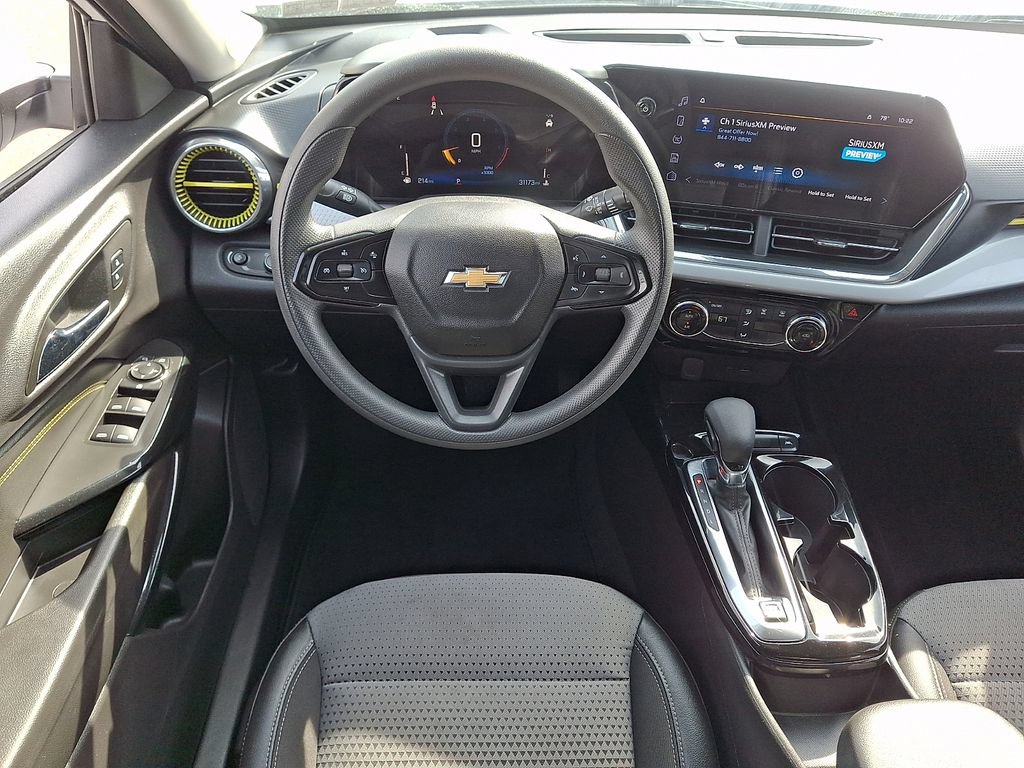 Used 2025 Chevrolet Trax LT FWD image 3