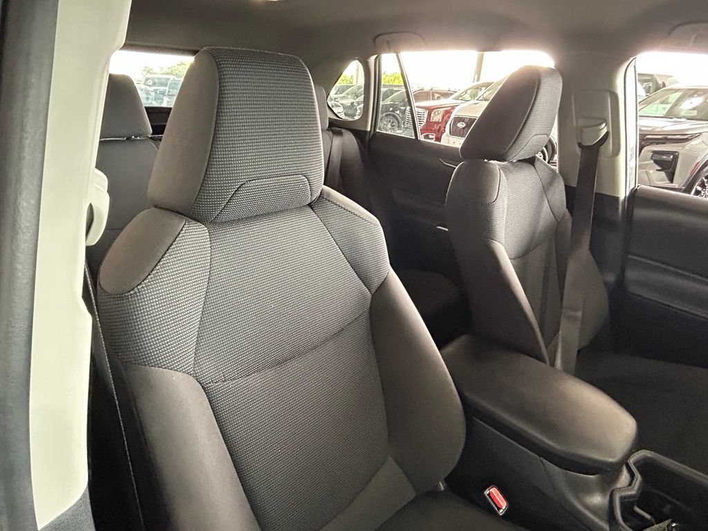 Used 2025 Toyota RAV4 LE FWD image 31