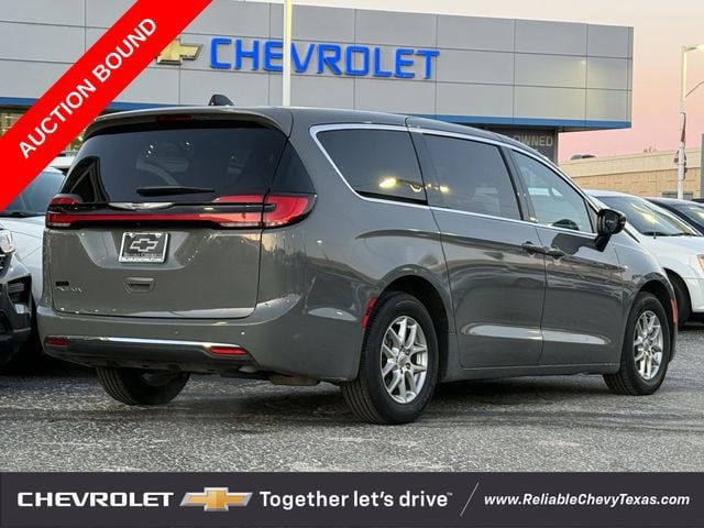 Used 2025 Chrysler Pacifica Select FWD image 5
