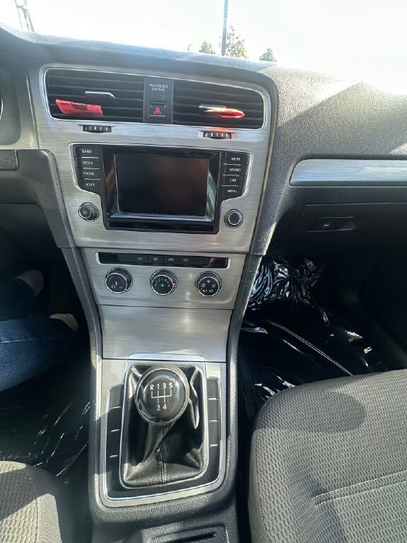 Used 2015 Volkswagen Golf Launch Edition image 21