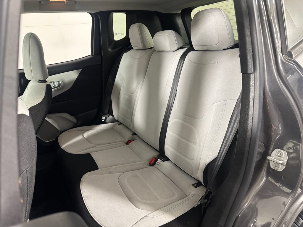 Used 2019 Jeep Renegade Latitude w/ UConnect 8.4 Nav Group FWD image 17