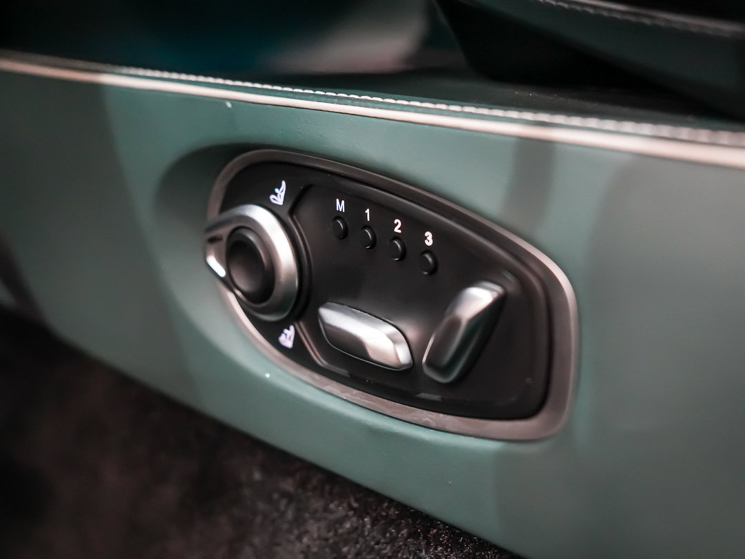Used 2025 Aston Martin V8 Vantage Coupe RWD image 20
