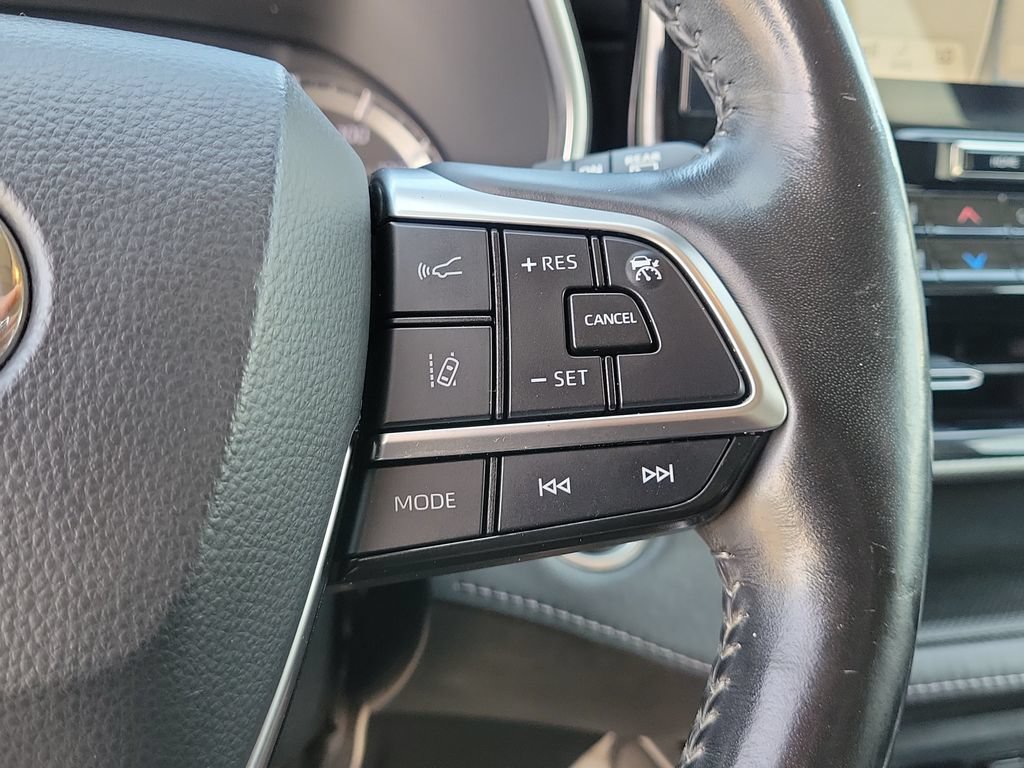 Used 2021 Toyota Highlander Platinum FWD image 16