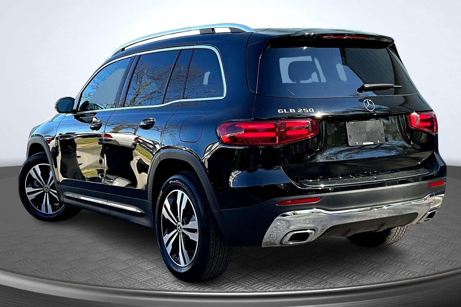 Used 2025 Mercedes-Benz GLB 250 image 4