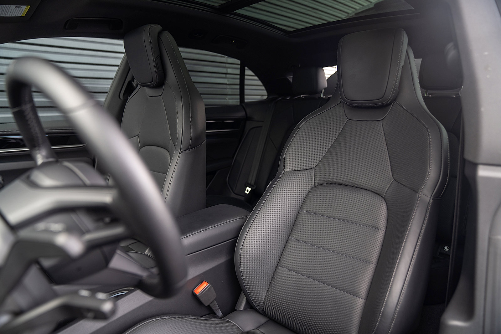 Certified 2025 Porsche Macan Electric image 5