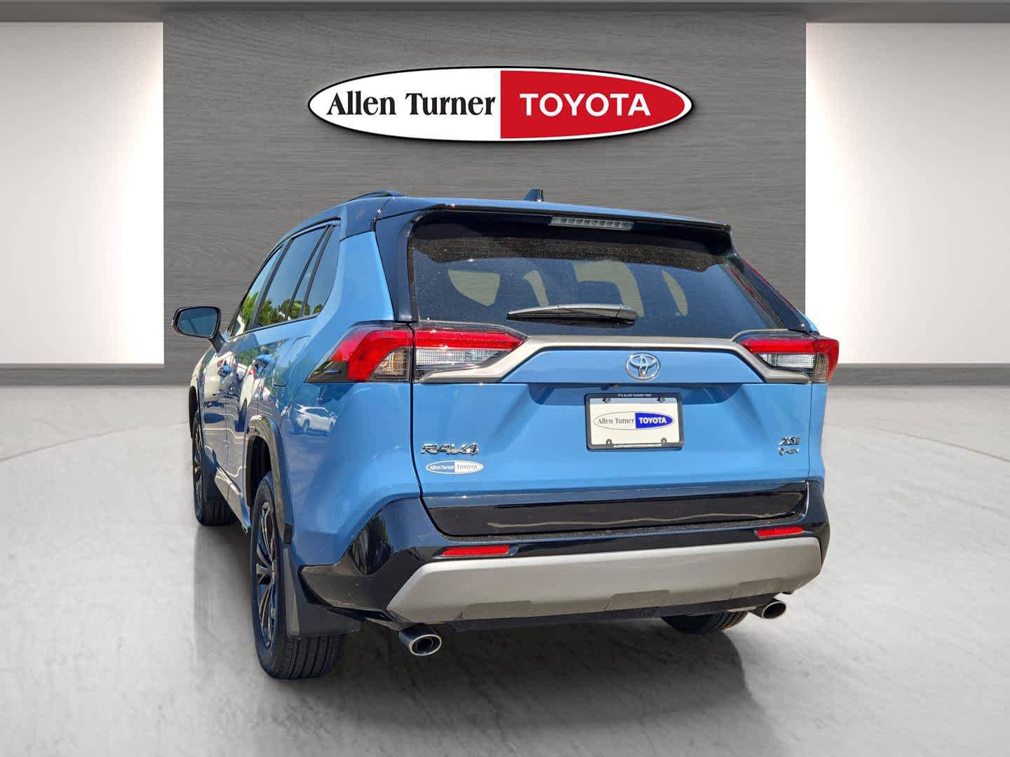 Used 2025 Toyota RAV4 XSE AWD/4WD image 9