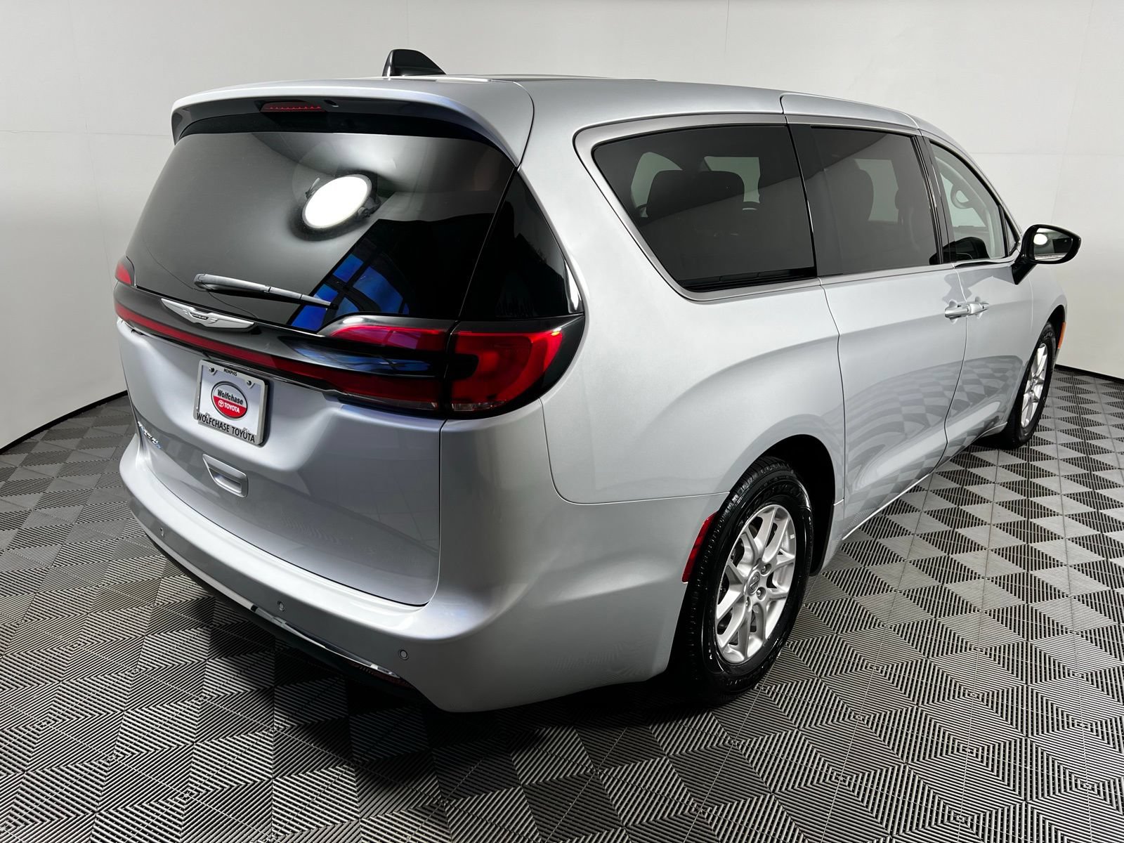 Used 2024 Chrysler Pacifica Touring-L FWD image 5