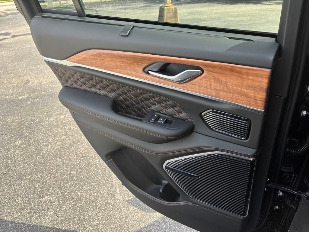 New 2025 Jeep Grand Cherokee Summit image 14