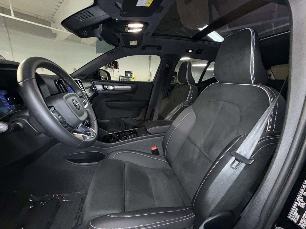 Used 2024 Volvo XC40 B5 Ultimate w/ Protection Package Premier AWD/4WD image 2