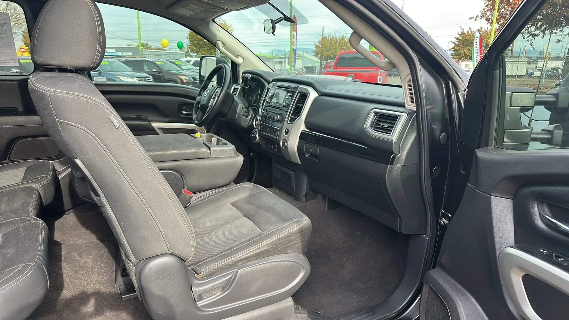 Used 2017 Nissan Titan SV image 14