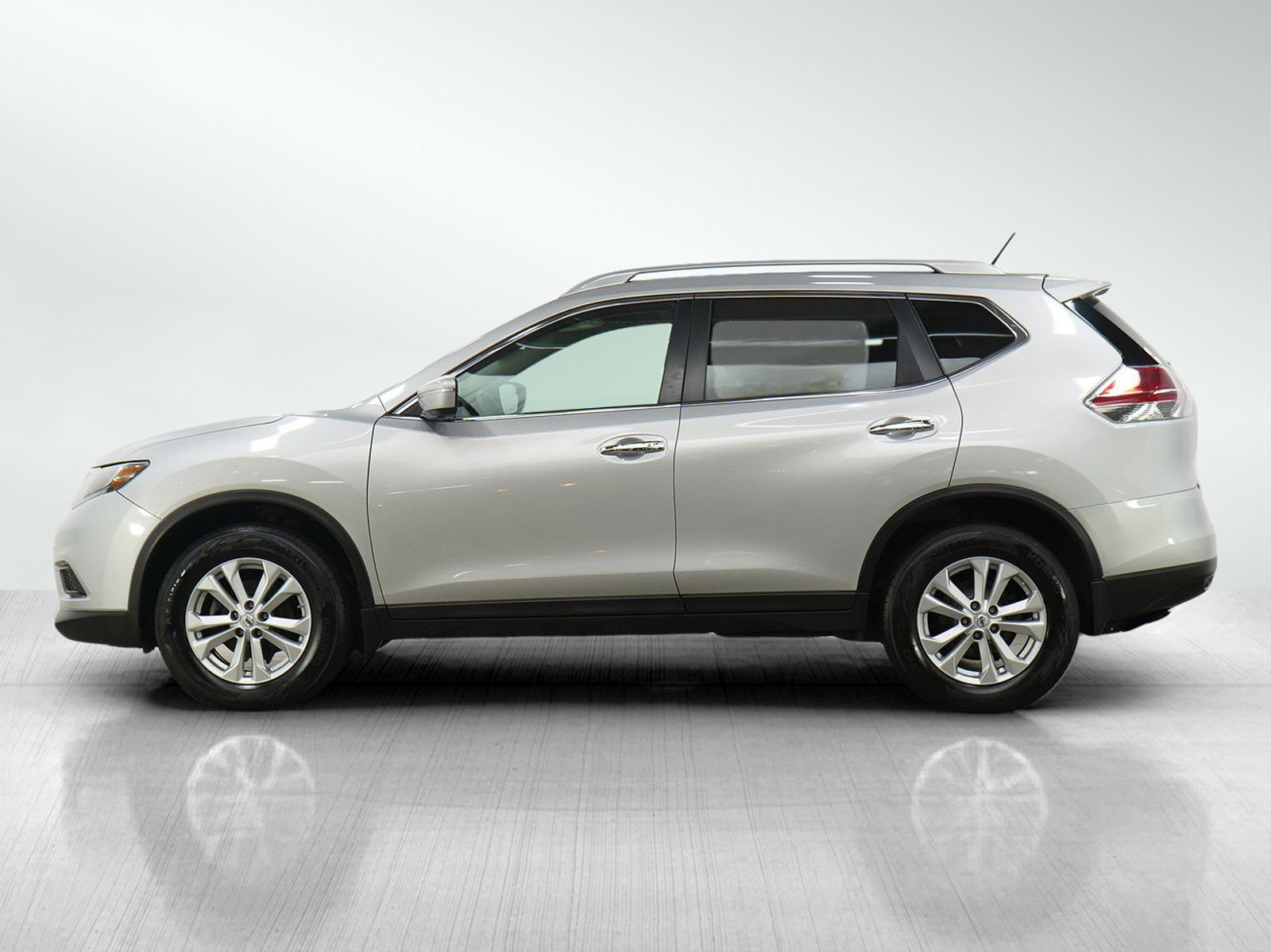 Used 2015 Nissan Rogue SV w/ SV Premium Package AWD/4WD image 2