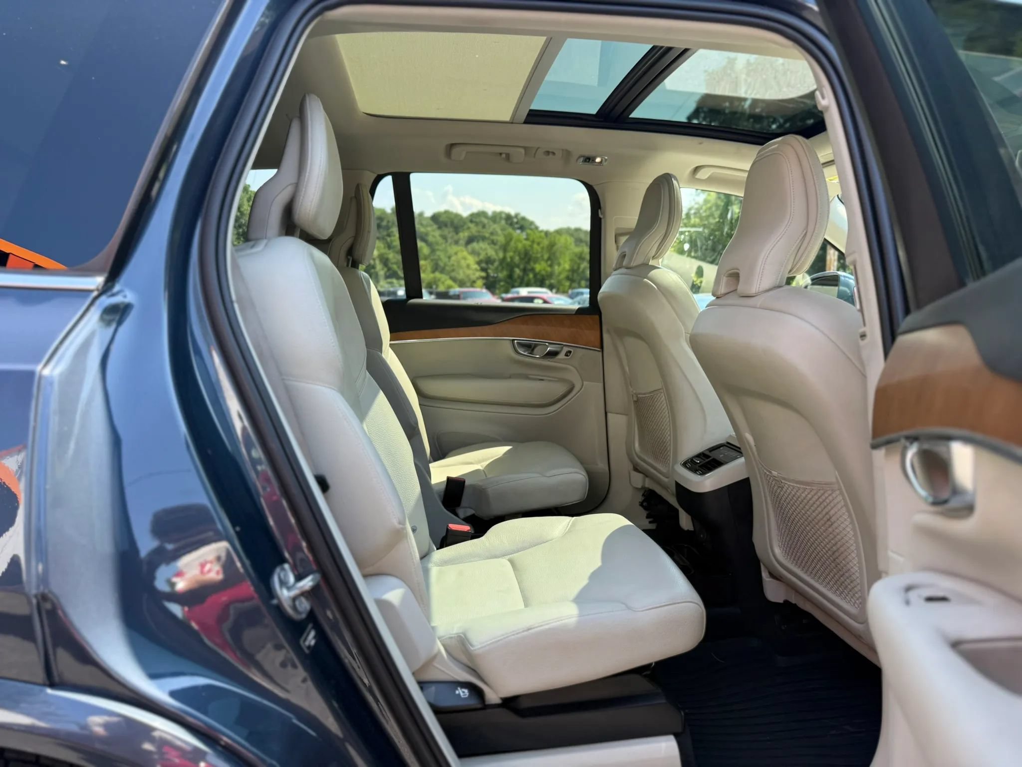 Used 2022 Volvo XC90 T6 Momentum w/ Advanced Package AWD/4WD image 28