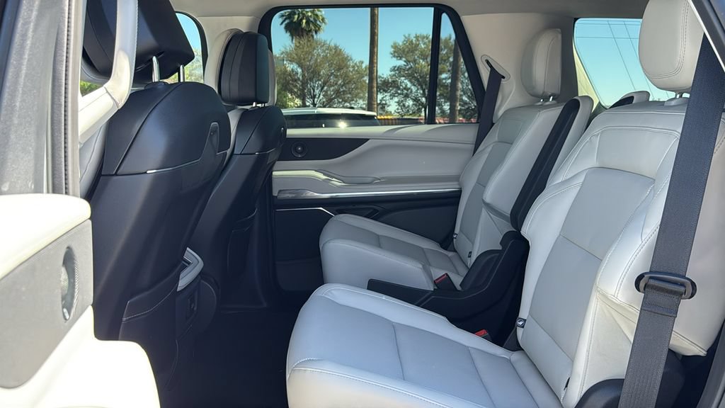 New 2026 Lincoln Navigator Premiere AWD/4WD image 19