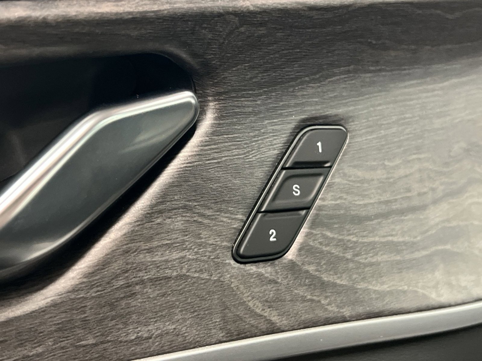 Used 2024 Jeep Grand Cherokee Limited w/ Luxury Tech Group II image 28